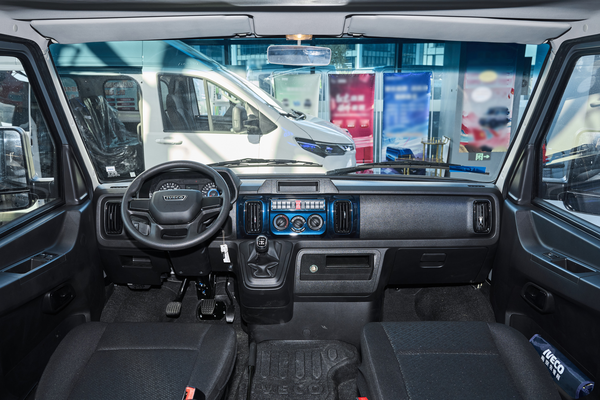 依维柯得意 2025款 A35M1多用途乘用车2.5T国六手动挡短轴低顶单胎 厂商_基本信息图