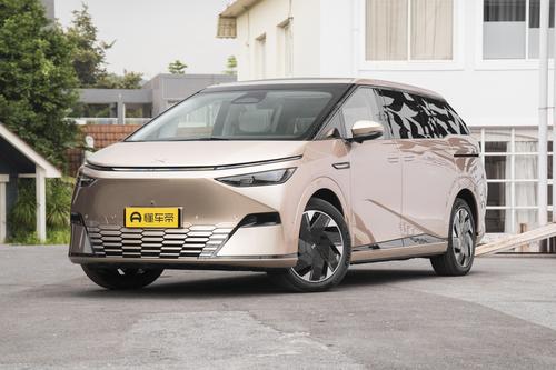 指导价41.98万，提供0息0首付，5.7秒破百，解析小鹏X9顶配版