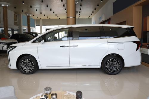 轴距超3米+7座布局，8155芯片+三块屏，这高品质MPV顶配27.99万