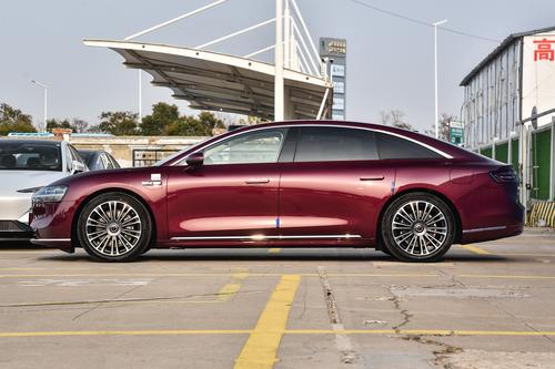续航721km+800V快充，带空气悬挂+ADS智驾，行政轿车看TA