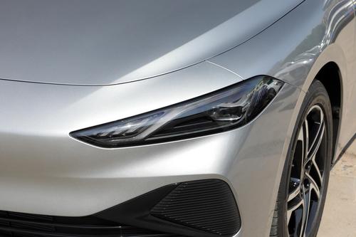 上汽果然能卷，B级车价格降至10.98万起，轴距超2米8还配插混动力