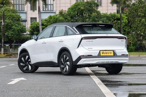 比长安UNI-Z更运动！双色车身+镂空尾翼，续航1132km，还喝92粗粮