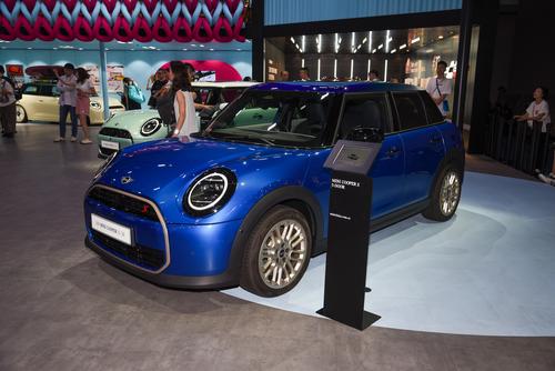 成都车展｜延续前代尺寸，配圆形屏幕，全新MINI五门燃油版亮相