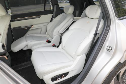 别只盯着理想L7了，这台大6座SUV预售20万起，配沙发+冰箱，香！