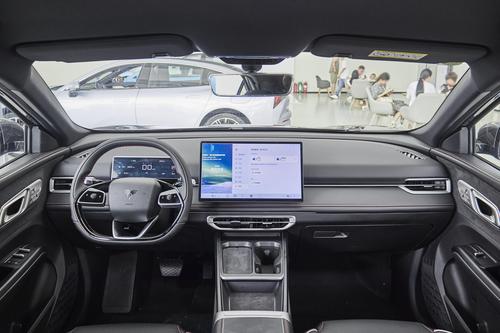 8.98万起，两块屏+2770mm轴距，标配快充，这款纯电SUV主打性价比