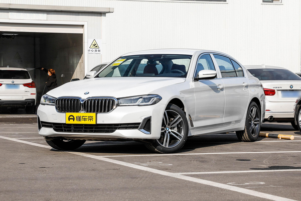 宝马5系 2022款 530Li xDrive 豪华套装后排杯架_座椅配置图