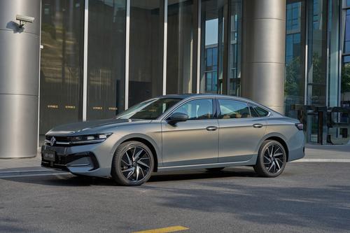 买车再等等，B级车杀疯了，13万多提迈腾！