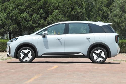 又一款10万级纯电SUV亮相，五座布局+侧滑门，极狐新车将上市