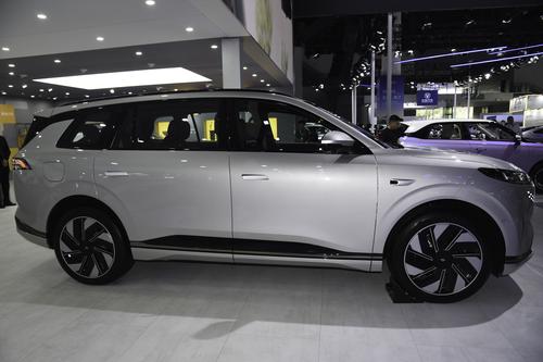 6座SUV选它！轴距3025mm，配8155芯片，还送后排液晶屏+车载冰箱