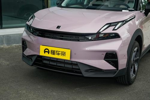 吉利又上硬菜！顶配12.86万，自研芯片+领航辅助，喝92粗粮，带劲