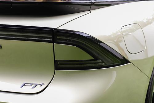 实拍小鹏P7+新车：车长超5米，轴距达3米，空间比SUV还能装？