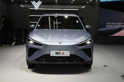 选中配就够用，哪吒L纯电版上市，中型五座SUV，搭宁德时代电池