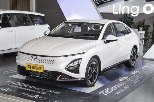 五菱星光：不到10万买B级插混家轿，纯电续航150km，车长超4米8