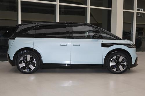 极氪MIX上市，配智能旋转座椅，续航充电再升级