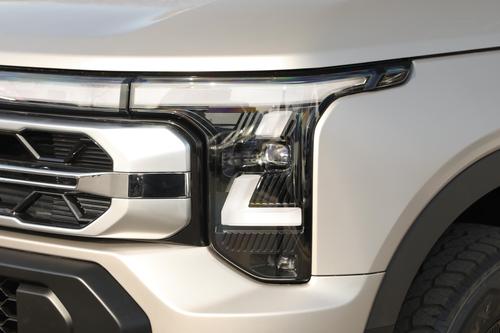 可选柴油或汽油版，配8AT，有大沙发，这款日产皮卡会火吗？