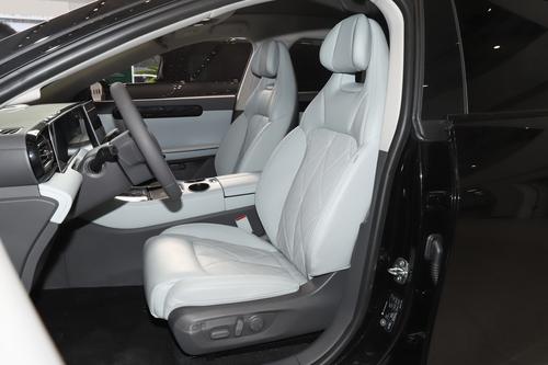 15万级C级车，零跑C01，轴距2930mm，配8155芯片