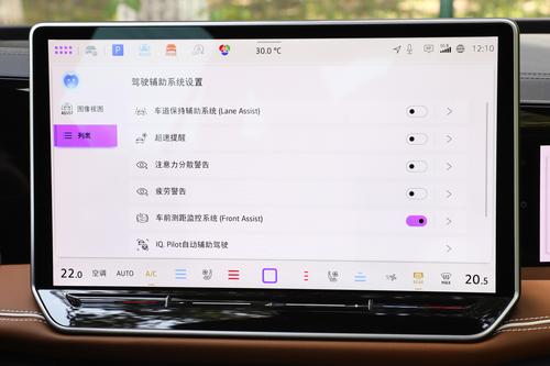 买合资B级家轿看这车，车长近5米，配三块大屏+8155芯片，带劲！