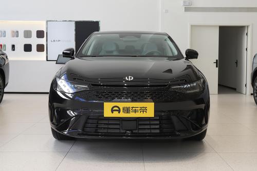 零跑C01：车长超5米，8295P芯片加持，值得购买吗？