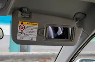 副驾遮阳板化妆镜
