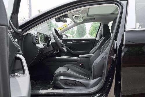 实拍2024款大众迈腾，配2.0T+7挡双离合，轴距2969mm，香吗？