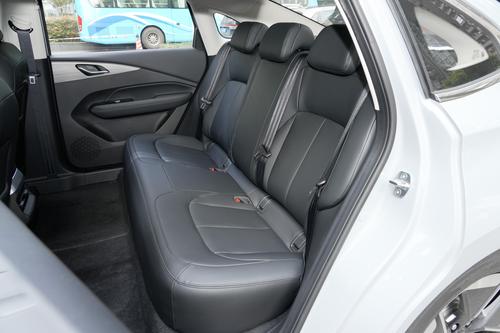 价格战还得看五菱，9.98万起，标配双独悬+快充，轴距2800mm，香