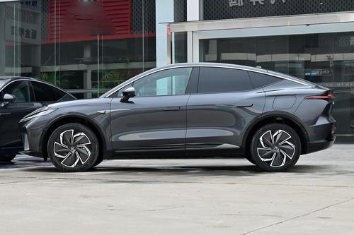 旺季提前来了？这车标配BOSE音响+2.5分钟换电，5秒8破百，真香！