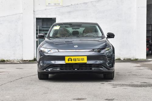 实拍零跑C01：13.68万起售，轴距超2.9米，配置丰富，带劲吗