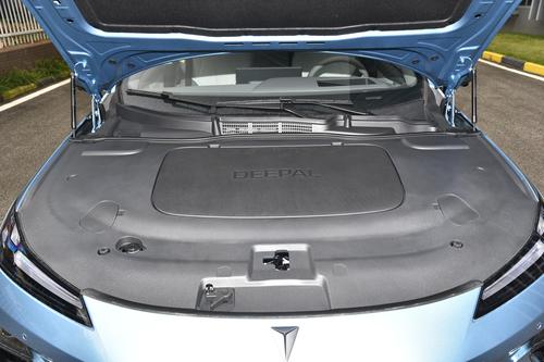 长安又添"新丁"，轴距2900mm，油耗4.7L，深蓝L07值得一看