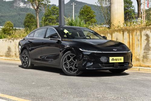 13.59万起买中大型轿跑，轴距2米9，标配金钟罩电池+8155芯片，香