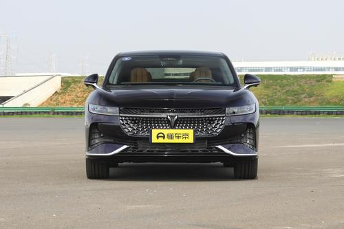 中大型车，综合续航1200km，配四块屏幕+魔毯悬架，岚图追光PHEV