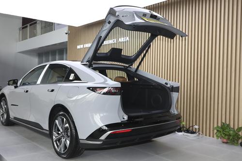 马自达新车带劲不？老马六设计师操刀，无框门+掀背，13.98万起！