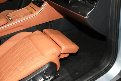 哪吒L纯电版上市，售价13.99-16.29万，配零重力座椅+冰箱+彩电