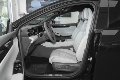 零跑C01：轴距2930mm，纯电续航625km，售15.88万，值得入手吗？