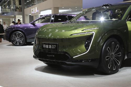 阿维塔让步了，鸿蒙座舱+华为智驾，配昆仑增程，这SUV仅21.99万