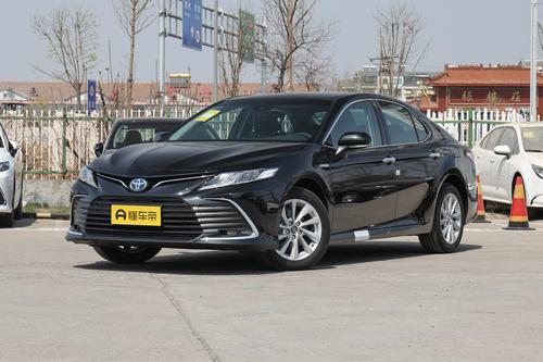 轴距2825mm，配2.5L双擎，凯美瑞是如何做到经久不衰的？