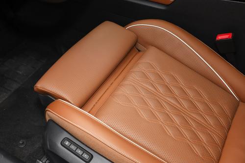 新款迈腾较上劲了，三联屏+抬显系统+女王副驾，主打家用性价比！