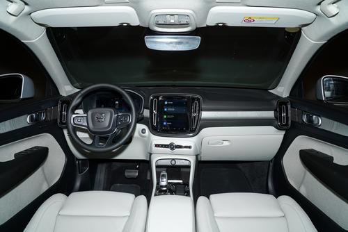 搭载2.0T+48V轻混系统，百公里油耗7.05L，沃尔沃XC40整体如何