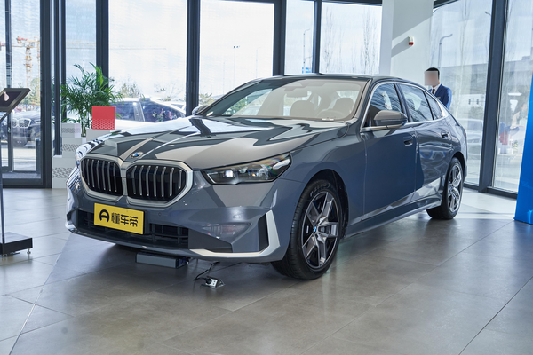 宝马5系 2024款 530Li xDrive 豪华套装发动机型号_发动机图