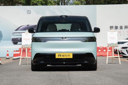 纯电中型MPV，大五座设计，配旋转座椅，极氪MIX适合全家出行