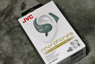 JVC 也推出了不入耳式佩戴的耳机， HA -NP50T图4