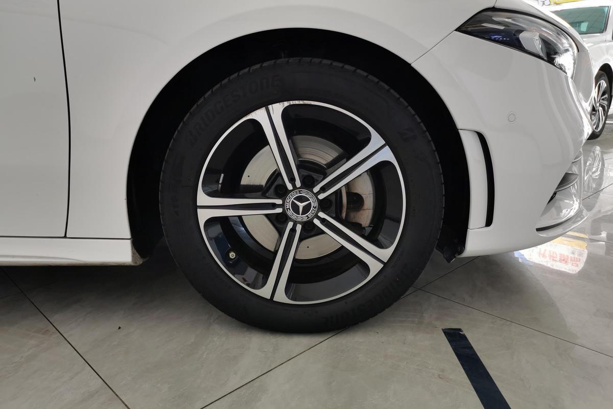 二手奔驰A级 2022款 二次改款 A 200 L 运动轿车时尚版图片5