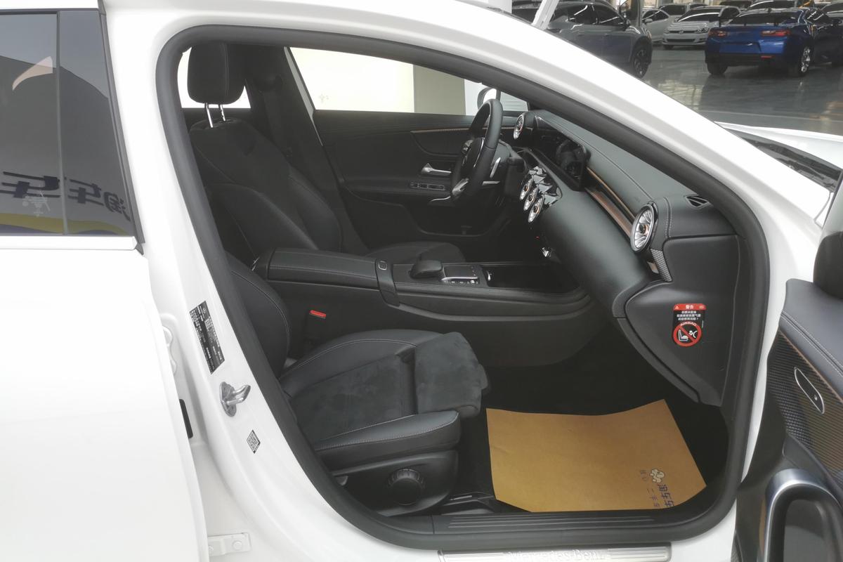 二手奔驰A级 2022款 二次改款 A 200 L 运动轿车时尚版图片6