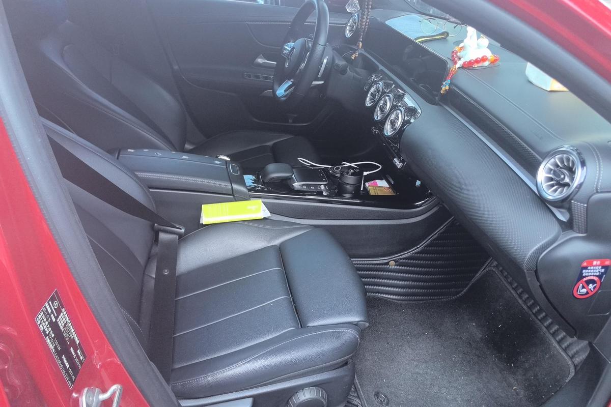 二手奔驰A级 2022款 A 200 L 运动轿车动感版图片6