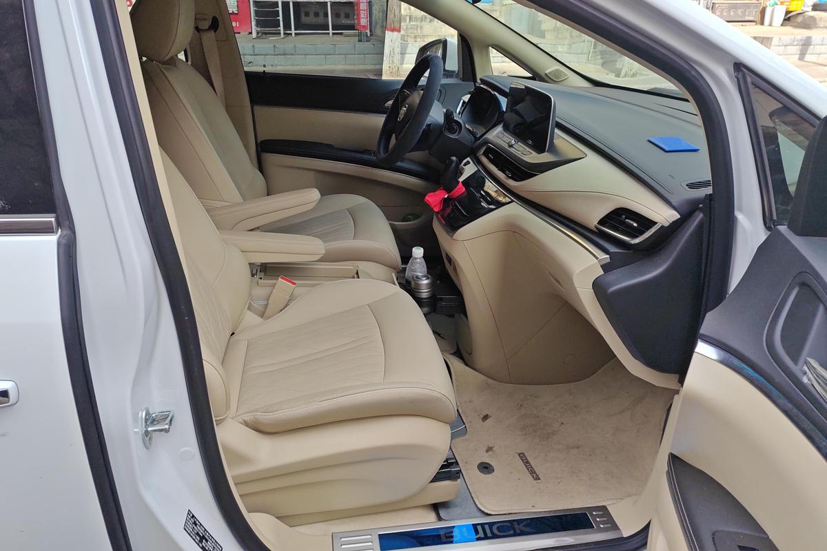 二手别克GL8 2023款 陆上公务舱 2.0T 豪华型图片6