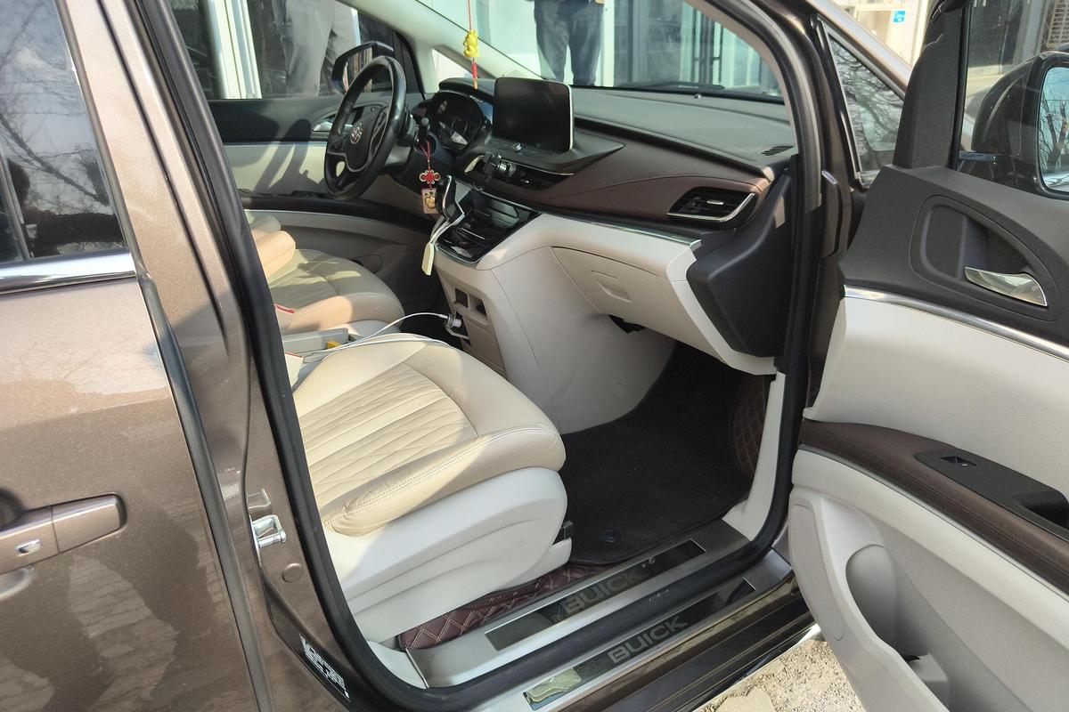 二手别克GL8 2022款 改款 陆上公务舱 2.0T 智享型图片6