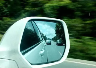 车内后视镜可不仅仅是化妆镜，关乎安全图1