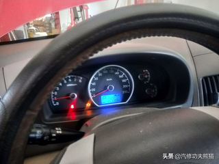 2010年北京现代悦动长期不按时保养用加机油冲缸同时机油红灯报警图5