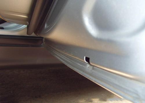 买车或洗车之后别忘检查这个排水孔，很多人不注意，车门腐蚀严重