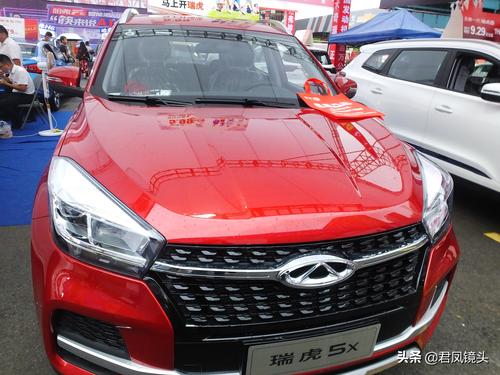 湖北宜昌：2020汽车消费展开幕，展销的汽车琳琅满目