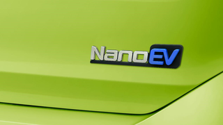 还是五菱会玩，推全新两座小车，一上市就被认可，名为NanoEV图8